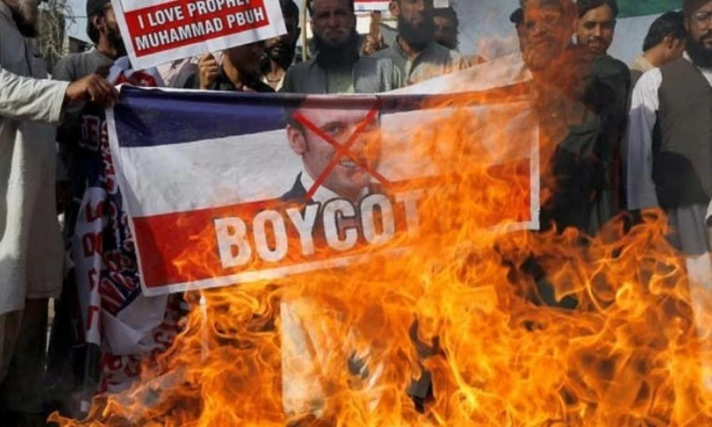 Χιλιάδες μουσουλμάνοι έβαλαν φωτιές σε γαλλικές σημαίες και αφίσες του Μακρόν - Δυο συλλήψεις στην Κύπρο (βίντεο)